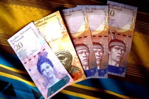 Venezuelanci novac za temeljne transakcije nose u ruksacima