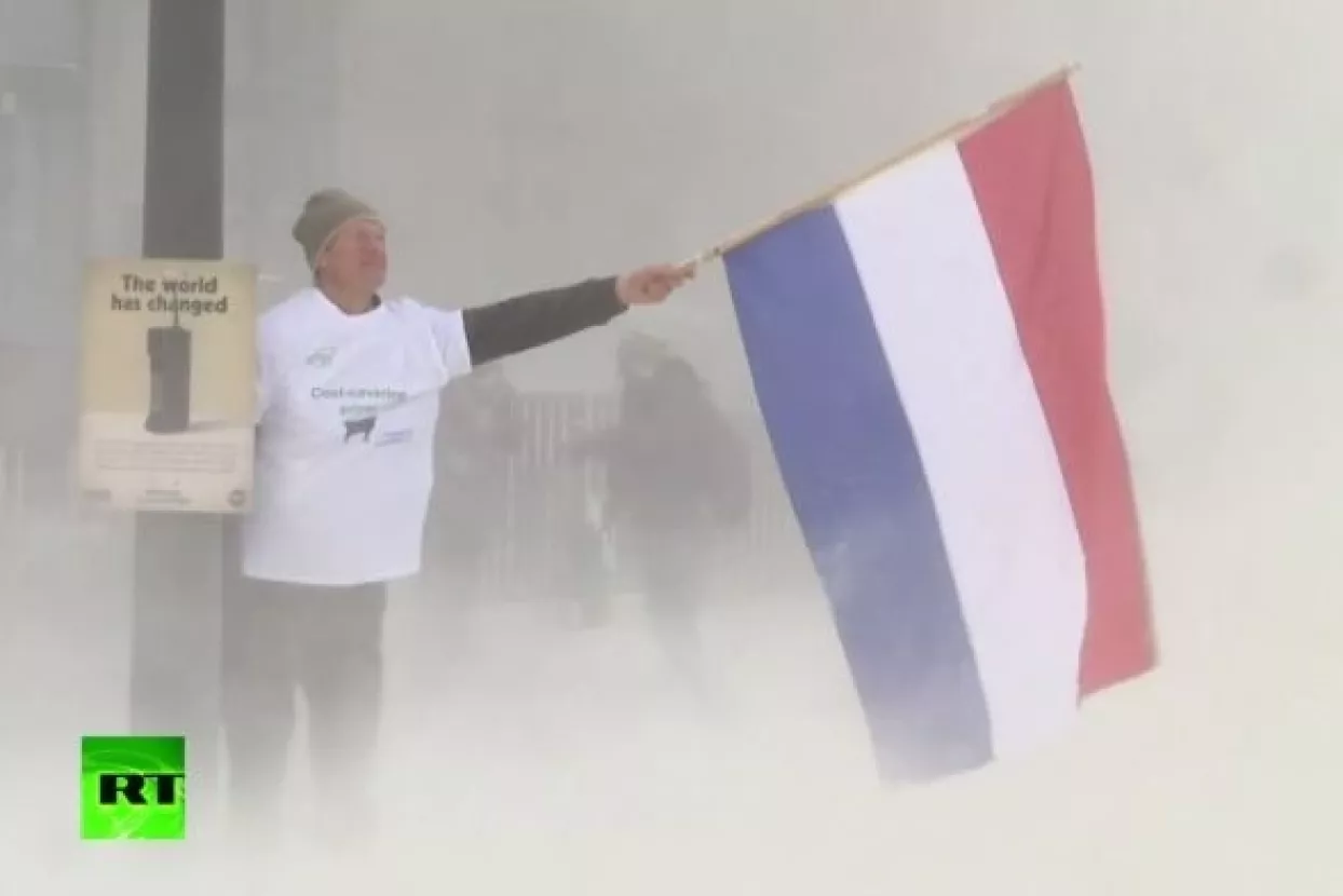 VIDEO: Mljekari u Bruxellesu zasuli političare tonom mlijeka u prahu