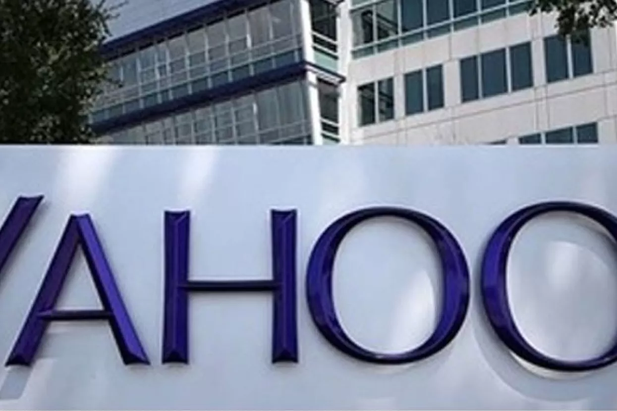 Dok čeka prodaju, dobit i prihodi Yahooa u četvrtom tromjesečju iznad očekivanja