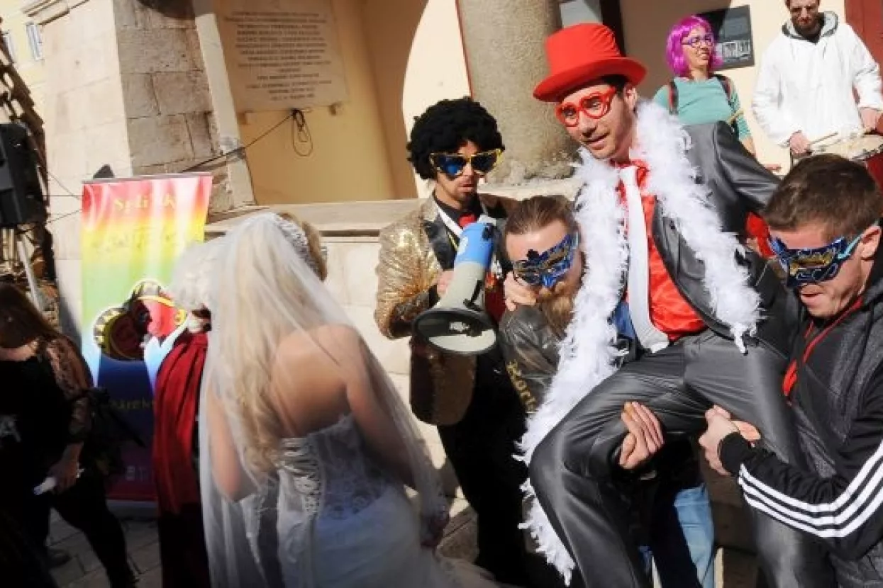 FOTO: Na Rivi 'krnjevalsko vjenčanje' Pernara i Ave Karabatić uz proglas 'U Hajduka-ne diramo!'