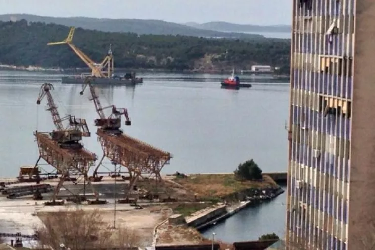 'Višemilijunski manevar' u Šibeniku: Megadizalica s pokvarenog lifta podiže jahtu tešku 500 tona
