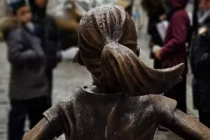 Iza 'Neustrašive djevojčice' koja izaziva 'Bika s Wall Streeta' stoji moćna korporacija