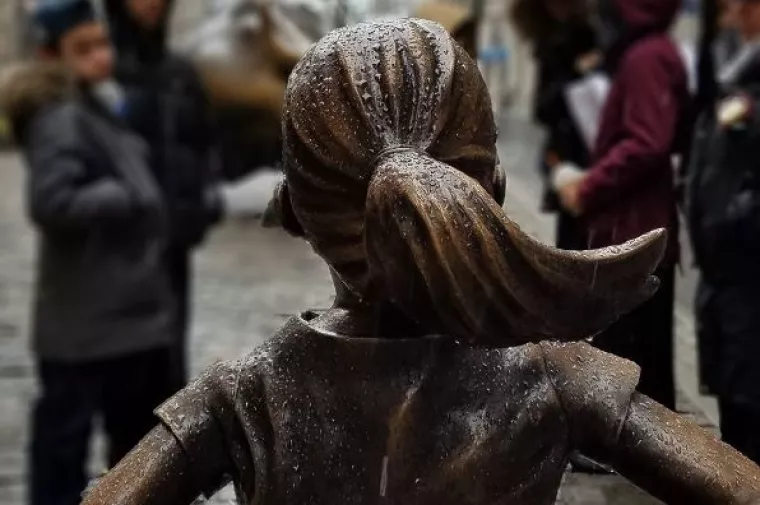 Iza 'Neustra&scaron;ive djevojčice' koja izaziva 'Bika s Wall Streeta' stoji moćna korporacija