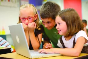 Švedski prvašići dobili kurikulum s fokusom na STEM, prepoznavanje propagande