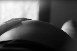 VIDEO: Visokotrudna Natalie Portman ogoljela trbuh u novom spotu Jamesa Blakea