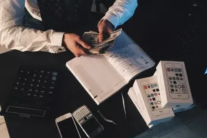 Lideri britanskih kompanija u prosjeku zarađuju 386 puta više od minimalca