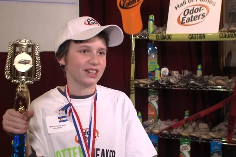 Nagrada od 2500 dolara 12-godi&scaron;njaku čije tenisice 'grizu nos i tjeraju suze na oči'