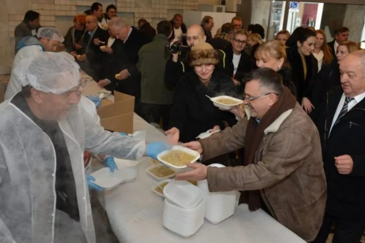 Bandić nabacio piknik i tamburaše na Bundeku, krenuo po novi mandat