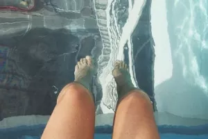 VIDEO: Prozirni bazen na vrhu nebodera izaziva masovnu pažnju (i vrtoglavicu)