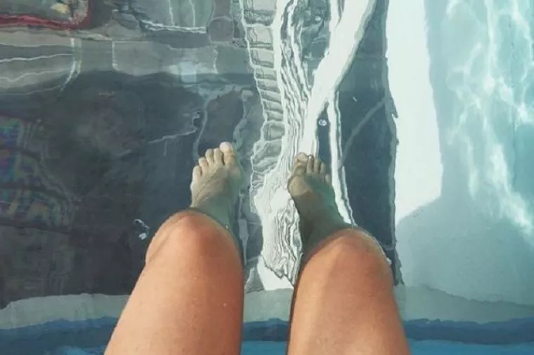 VIDEO: Prozirni bazen na vrhu nebodera izaziva masovnu pažnju (i vrtoglavicu)