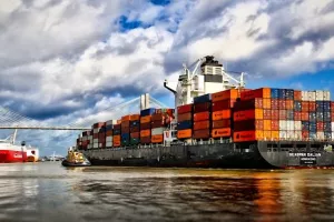 Snažna oluja prepolovila i potopila teretni brod nedaleko Krima, 11 nestalih