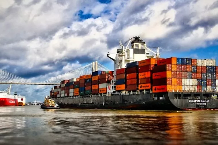 Snažna oluja prepolovila i potopila teretni brod nedaleko Krima, 11 nestalih