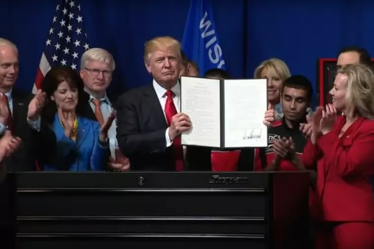 Trump potpisao uredbu 'Kupuj američko, zaposli Amerikance'