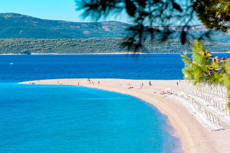 Stanovnici Bola na plaži Zlatni rat koncesionaru poručili 'Zauzeto'