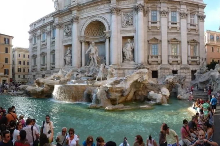 Caritas: Iz Fontane di Trevi izvađeno 1,5 milijuna dolara i dva umjetna zubala