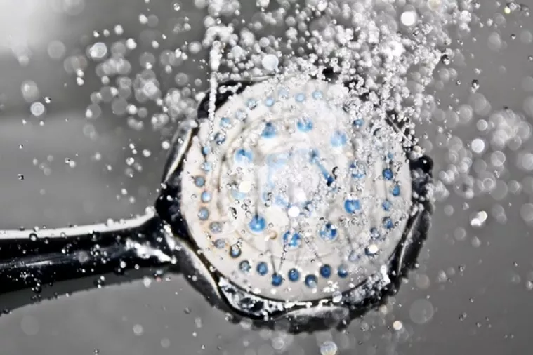 Stručnjaci: Tuširanje navečer blagotvorno za san, ujutro za svjež i lakši dan