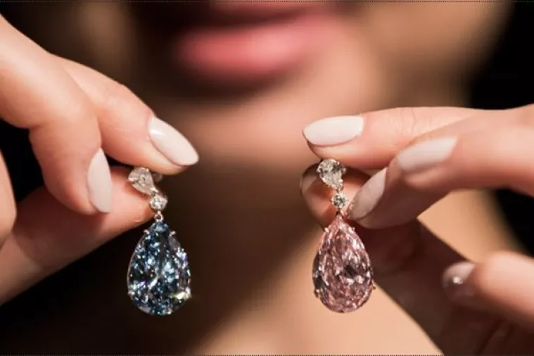 Par različitih dijamantnih naušnica prodan za rekordnih 57,4 milijuna dolara