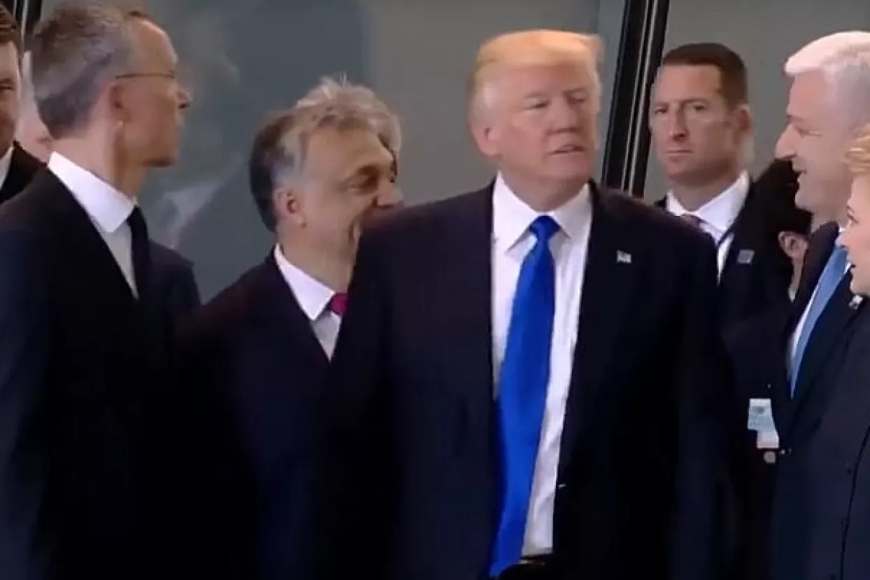 VIDEO: Uz posprdni smiješak Trump izgurao crnogorskog premijera i prvi stao pred lidere NATO-a