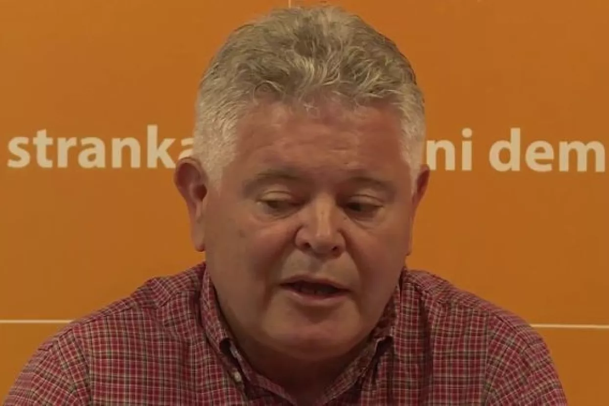 Vlahušić zatražio ostavku Vrdoljaka zbog 'koketiranja s HDZ-om'