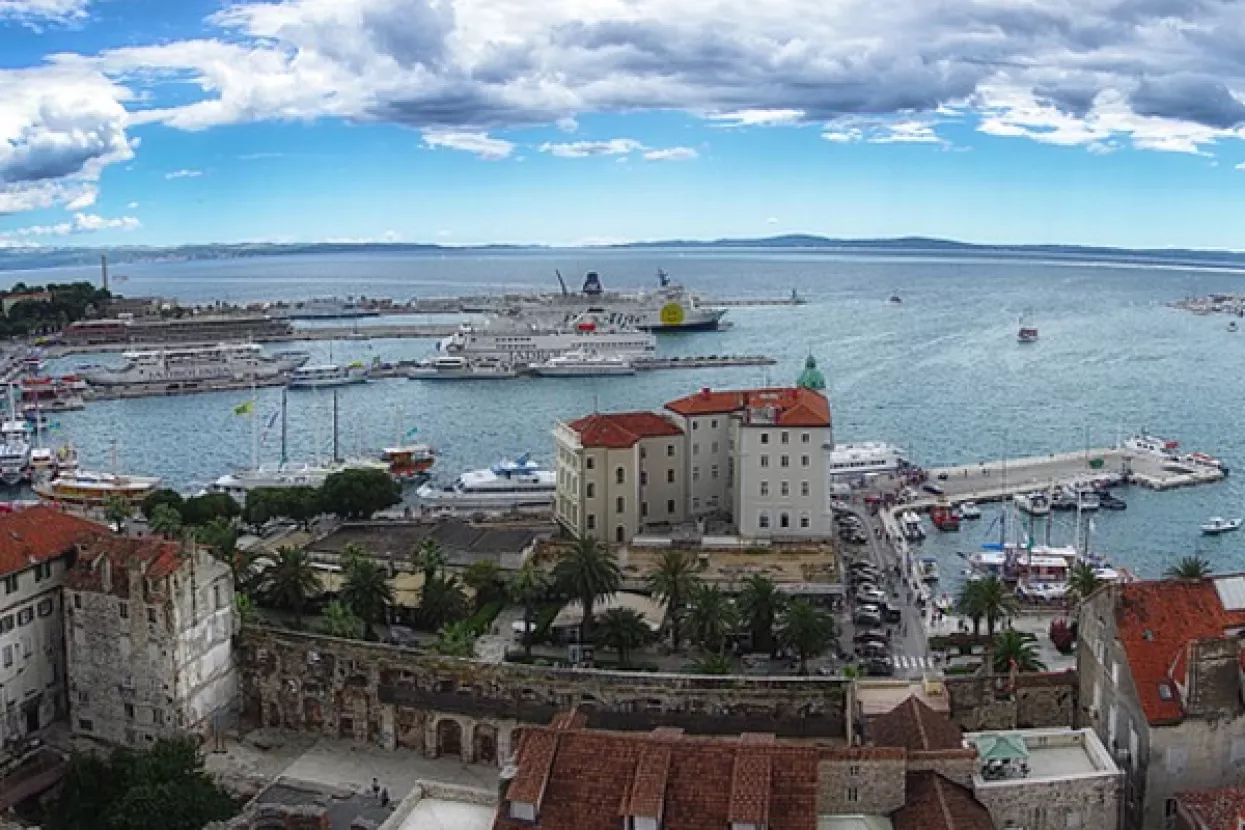 Vlada Splitsko-makarskoj nadbiskupiji ustupa Palaču Skočibušić Lukaris na Peristilu