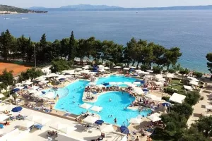 Evakuacija turista u Tučepima, vatrogasci obranili tri hotela