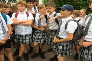 Uniformirani učenici u Engleskoj 'shvatili nepravdu', podigli bunu i obukli suknje