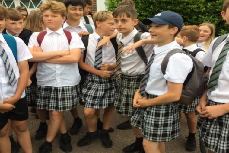 Uniformirani učenici u Engleskoj 'shvatili nepravdu', podigli bunu i obukli suknje