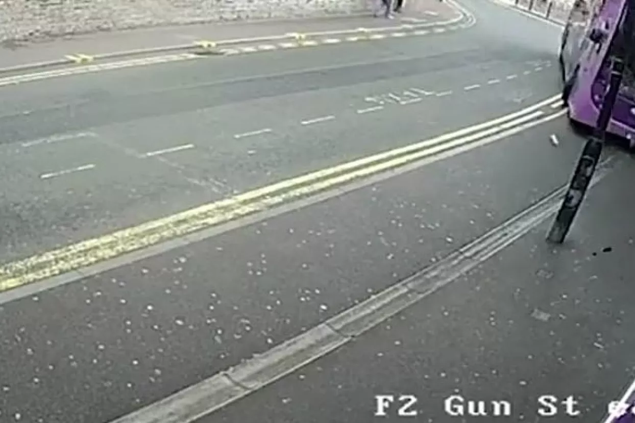 VIDEO: Bus udario čovjeka, ovaj non&scaron;alantno ustao i u&scaron;etao u pub