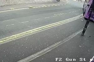 VIDEO: Bus udario čovjeka, ovaj non&scaron;alantno ustao i u&scaron;etao u pub