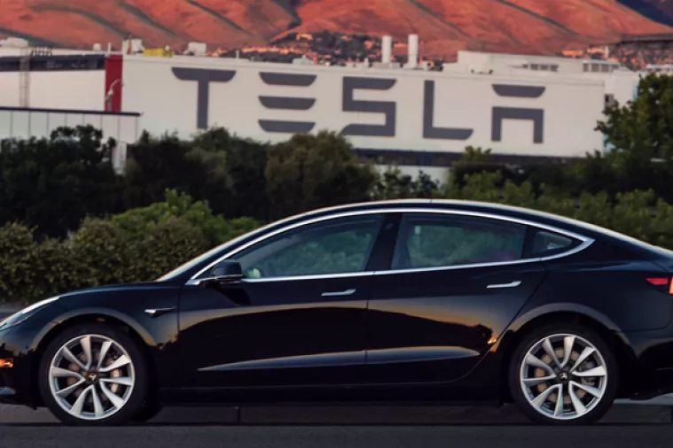 FOTO: Musk objavio fotografije Modela 3 izašlog 'ispod čekića'