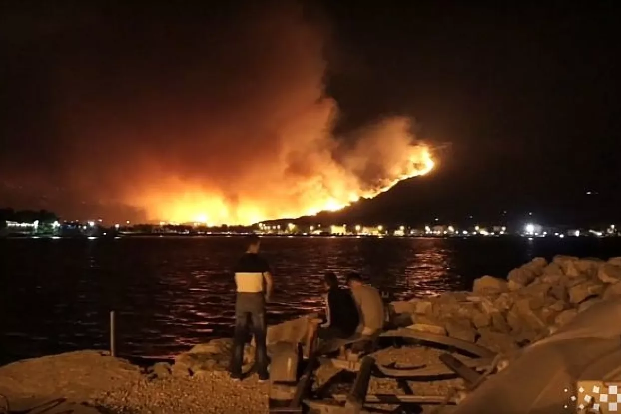 VIDEO: Na požari&scaron;tima u Splitu i okolici 384 gasitelja sa 102 vozila, stižu kanaderi