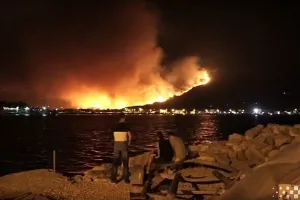 VIDEO: Na požari&scaron;tima u Splitu i okolici 384 gasitelja sa 102 vozila, stižu kanaderi