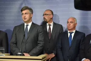 Vlada odlučila povećati plaće poreznim službenicima i carinicima