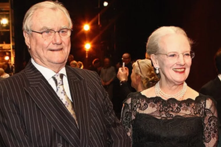 Suprug danske kraljice 'ni mrtav ne želi biti uz nju', a kraljica se slaže