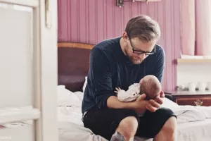 Švicarci referendumom traže najmanje 20 dana plaćenog porodiljnog za tate