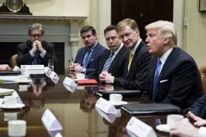 Zbog nespremnosti da osudi neonaciste Trumpa napuštaju menadžeri