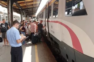 U prvom polugodištu prevezeno 2 posto manje putnika i 2,1 posto više robe