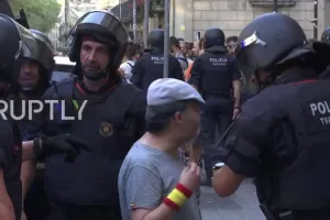 VIDEO: Desničari s transparentima 'Obranite Europu' izazvali gnjev na ulicama Barcelone