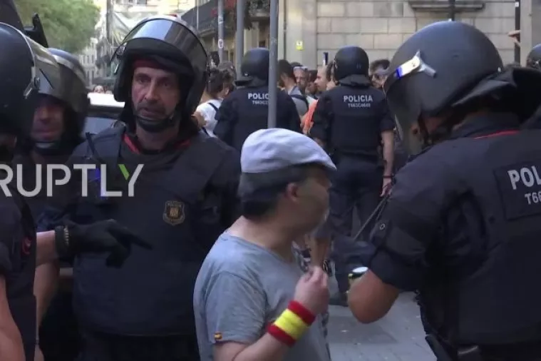 VIDEO: Desničari s transparentima 'Obranite Europu' izazvali gnjev na ulicama Barcelone
