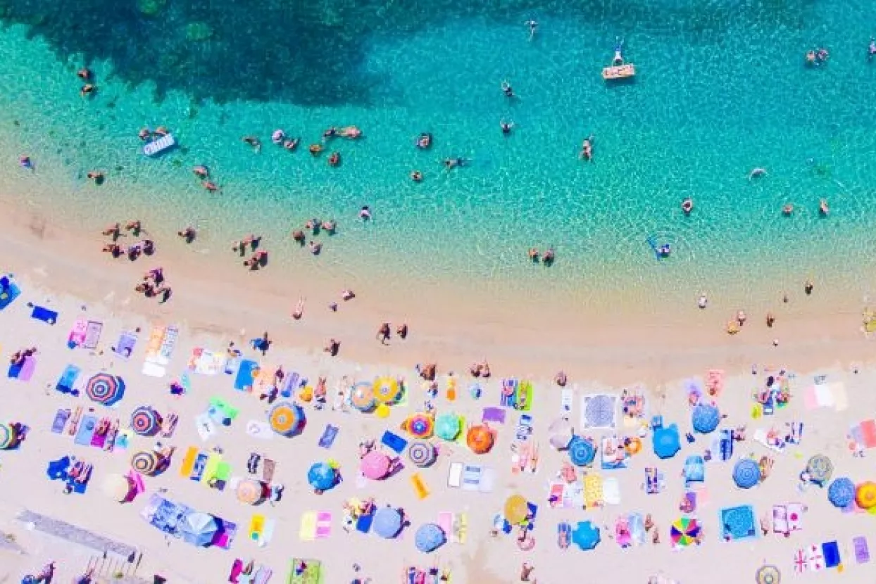 Mediteranske plaže koje brane seks, kule od pijeska ili naslanjanje na čamce