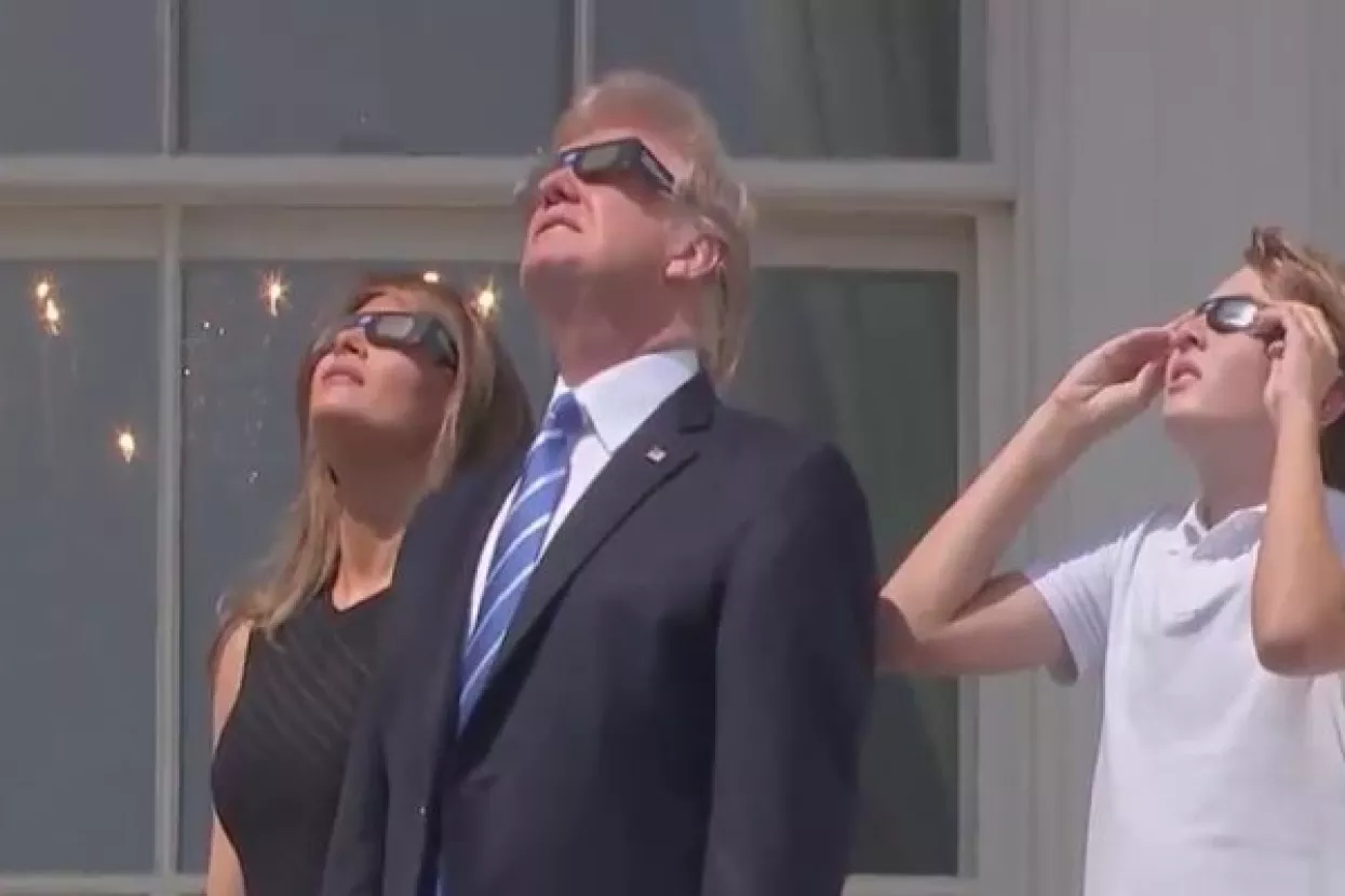 Trump &scaron;kic'o pomrčinu bez za&scaron;tite, dvaput