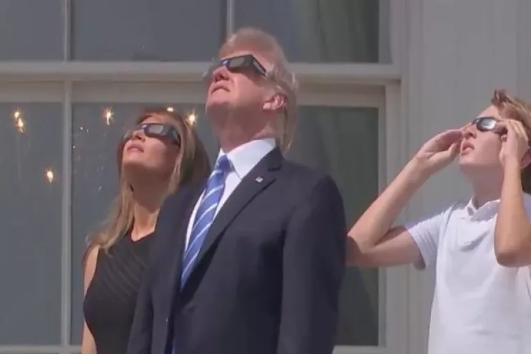 Trump &scaron;kic'o pomrčinu bez za&scaron;tite, dvaput