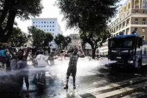 Policija vodenim topovima izbacila izbjeglice iz zgrade u Rimu