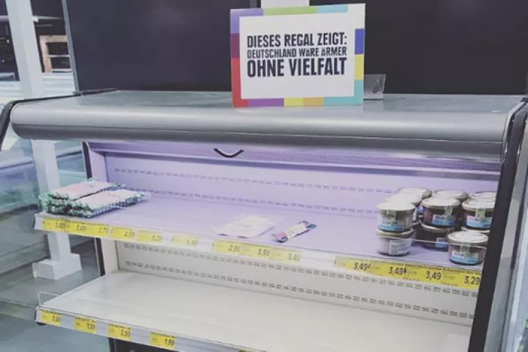 Ksenofobnim policama supermarket poslao snažnu poruku protiv rasizma