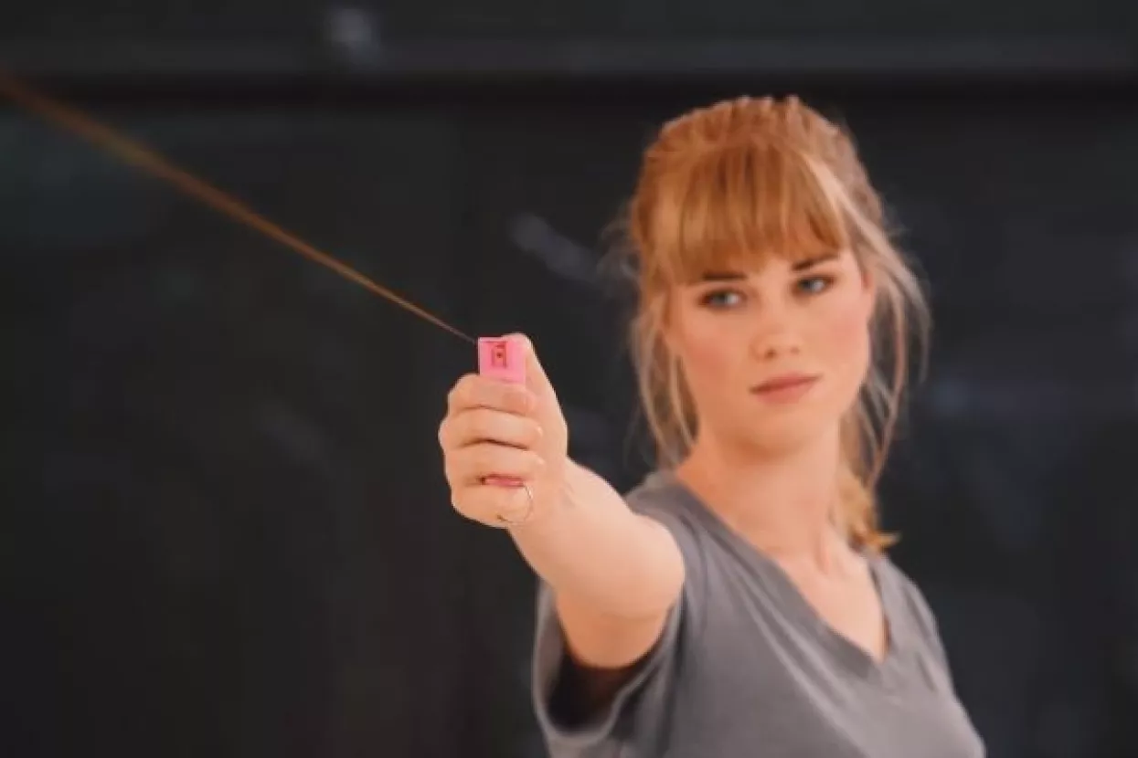 AfD mladim ženama poklanja 'suzavac protiv životinja'