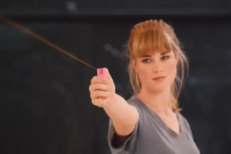 AfD mladim ženama poklanja 'suzavac protiv životinja'