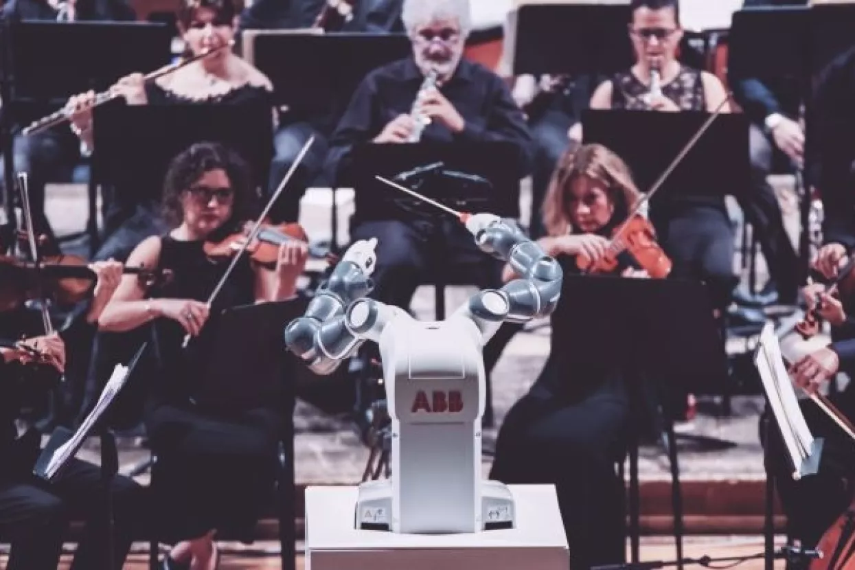 ABB-ov robot stao na pozornicu: YuMi dirigirao Bocelliju i Filharmonijskom orkestru Lucca
