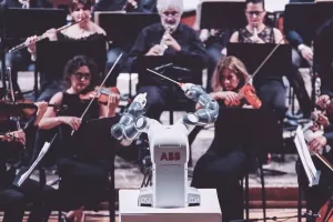 ABB-ov robot stao na pozornicu: YuMi dirigirao Bocelliju i Filharmonijskom orkestru Lucca