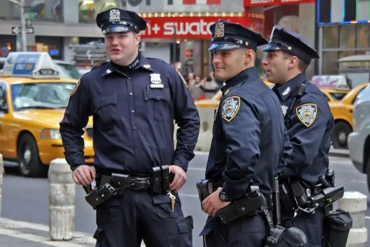 SAD: Dva dana zaredom isti policajci porađali žene na istom parkingu