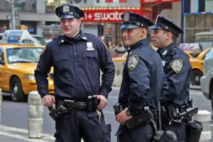 SAD: Dva dana zaredom isti policajci porađali žene na istom parkingu